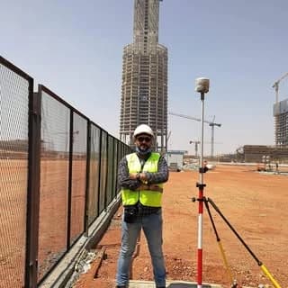 المهندس أحمد حسن مؤسس كيان بجوار جهاز استقبال GNSS في موقع برج تحت الإنشاء