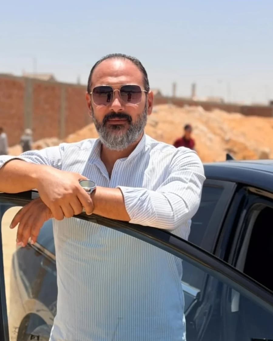 المهندس أحمد حسن في موقع مشروع صحراوي أثناء الأعمال الميدانية